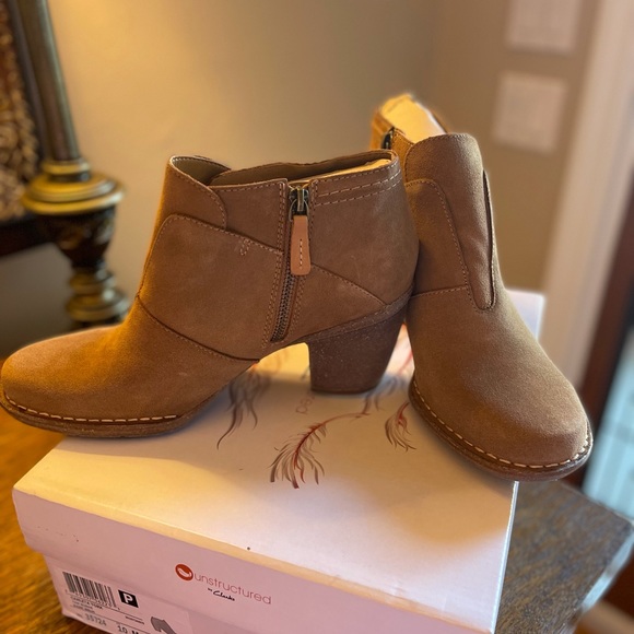New Clark’s tan suede booties * size 10 - Picture 3 of 5
